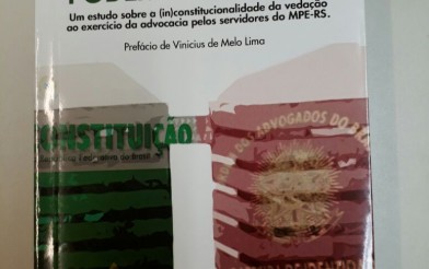 Sindsemppe distribui livro que fortalece a luta em busca do direito dos servidores ao exercício da advocacia
